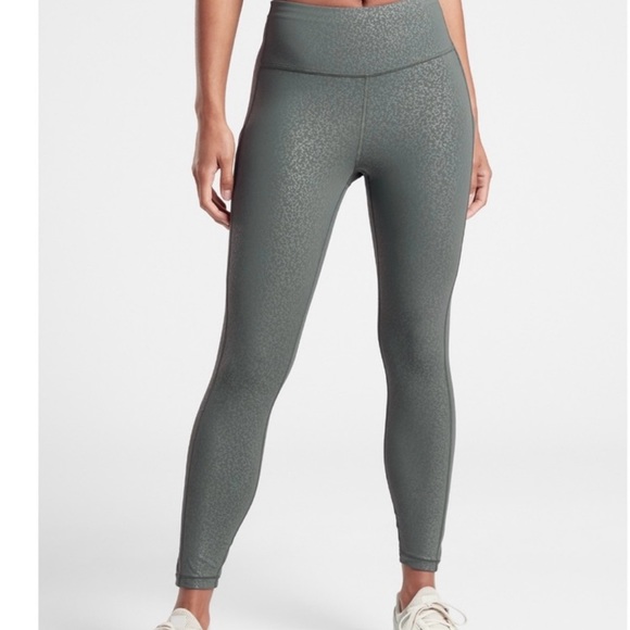 Athleta Pants - Athleta the ultimate stash pocket embossed 7/8 tight legging , size M. Perfect